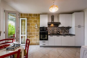 Fridge, oven, coffee/tea maker, electric kettle