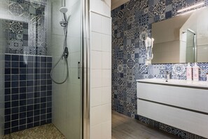 Dusche, Haartrockner, Bidet, Handtücher