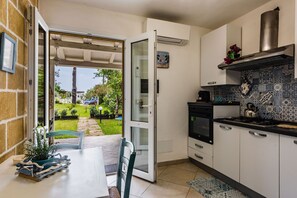 Kühlschrank, Ofen, Wasserkocher mit Kaffee-/Teezubehör, Wasserkocher