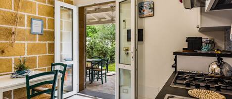 Réfrigérateur, four, cafetière/bouilloire, bouilloire électrique