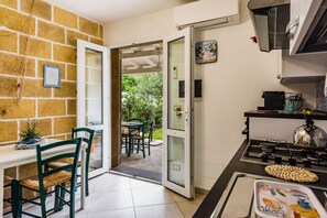 Een koelkast, een oven, een kookplaat, een koffiezetapparaat/waterkoker