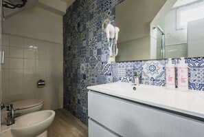 Een douche, een haardroger, handdoeken