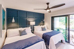 2 soverom, skrivebord, strykejern/-brett og reiseseng for barn