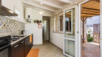 Kühlschrank, Mikrowelle, Ofen, Wasserkocher mit Kaffee-/Teezubehör