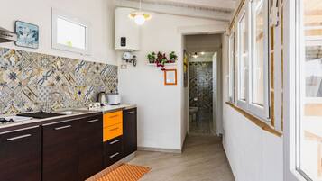 Kühlschrank, Mikrowelle, Ofen, Wasserkocher mit Kaffee-/Teezubehör