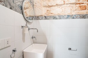 Chuveiro, secador de cabelo, toalhas de banho