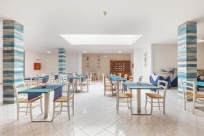 Free daily local cuisine breakfast  - 3970 HIR Camera Matrimoniale Accessibile (Porto Cesareo)