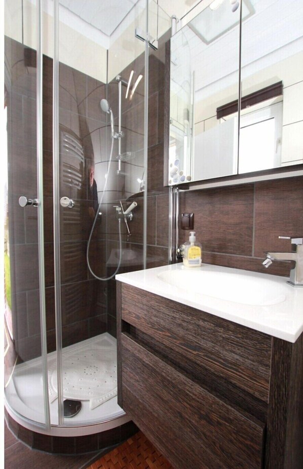 Shower, towels