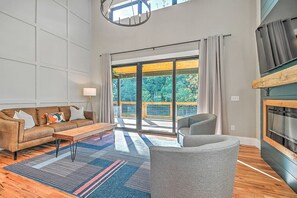 Smart TV, fireplace, stereo