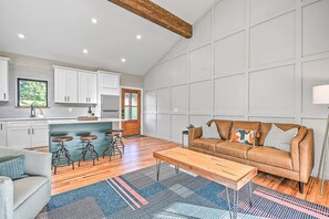 Smart TV, fireplace, stereo