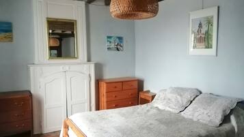 4 bedrooms, iron/ironing board, free WiFi, bed sheets