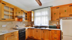 Kahvin-/teenkeitin, jääkaappi, uuni, liesi