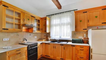 Fridge, oven, stovetop, coffee/tea maker