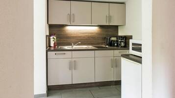 Kühlschrank, Mikrowelle, Herdplatte, Wasserkocher mit Kaffee-/Teezubehör