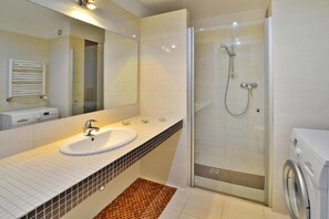 Shower, hair dryer, towels - Comfortable apartment, ground floor, balcony (Grzybowo)