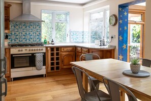 Fridge, microwave, oven, stovetop - Charming Frome Retreat With 4 Bedrooms (Frome)