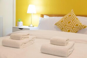 4 bedrooms, iron/ironing board, free WiFi, bed sheets - Charming Frome Retreat With 4 Bedrooms (Frome)