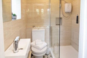 Separate bathtub and shower, deep-soaking bathtub, hair dryer, towels - Charming Frome Retreat With 4 Bedrooms (Frome)