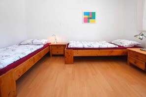 2 bedrooms, travel cot, free WiFi