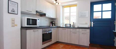 Frigorífico, microondas, horno y placa de cocina