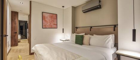 3 habitaciones, tabla de planchar con plancha y ropa de cama