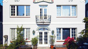 Un bâtiment à deux étages sur lequel on peut lire l’inscription « GUD HOOR ».
