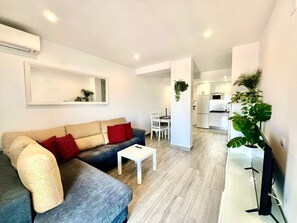 TV - Deluxe Front Sea View Apartment Large Terrace (Benalmádena)