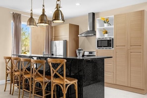 Geladeira, micro-ondas, fogão, cooktop