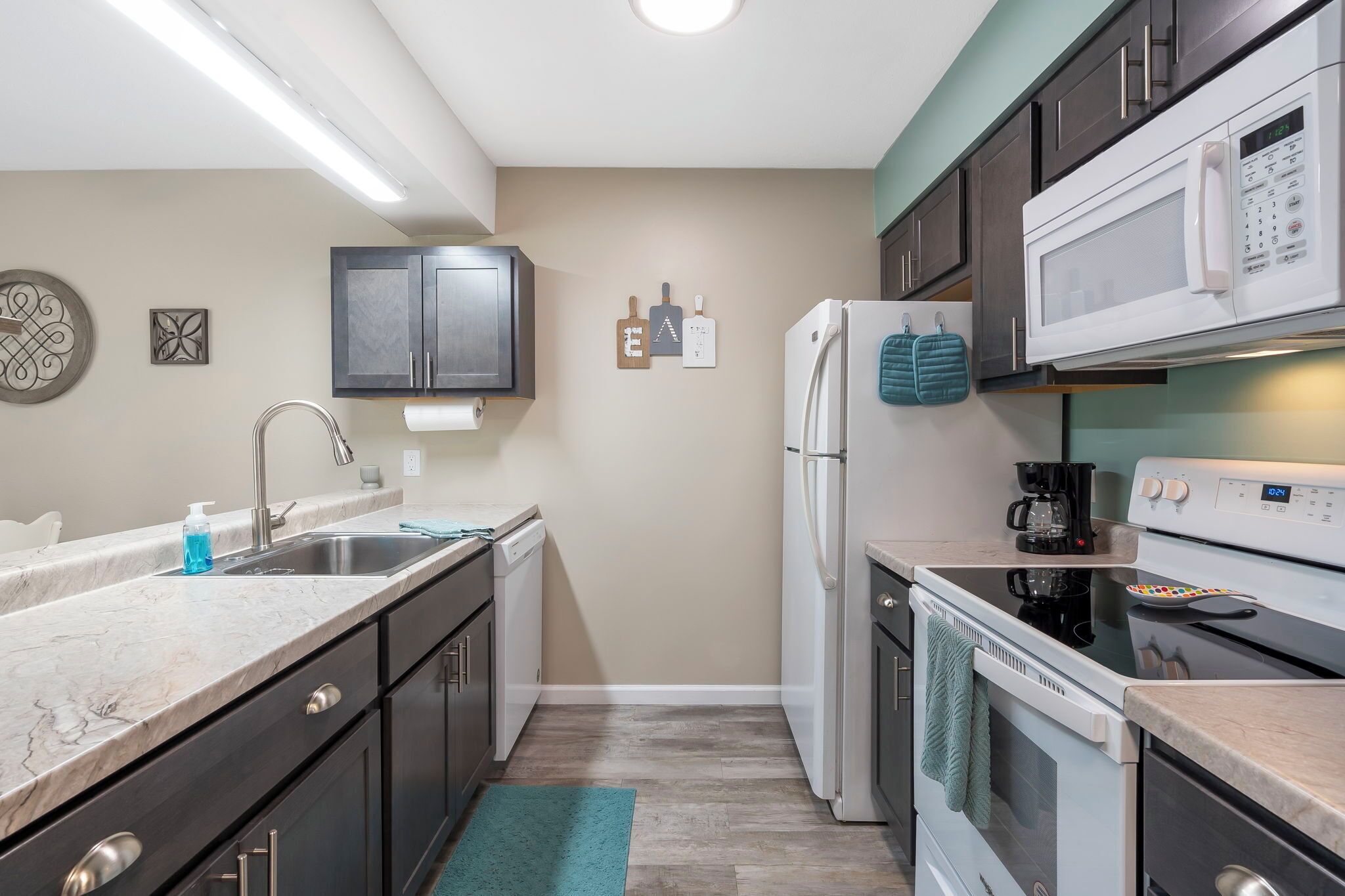 Greenside Retreat – Chic Condo in Desirable Pointe Royale! Incredible Location