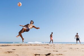 بالقرب من الشاطئ