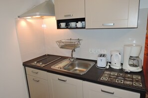 Fridge, stovetop, coffee/tea maker, electric kettle