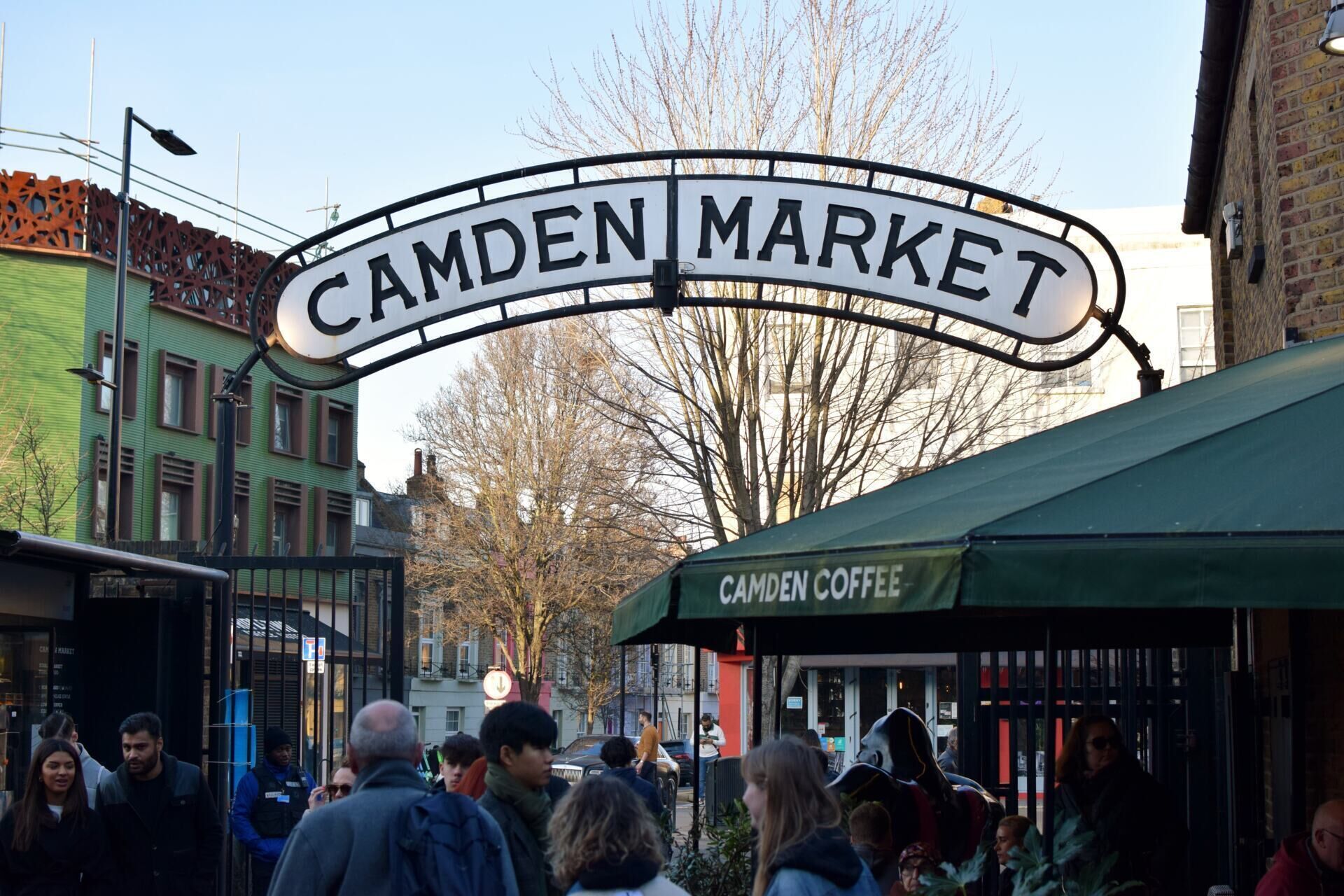 Kadunkyltti, jossa lukee Camden Market, ja etualalla näkyy ihmisiä kävelemässä.