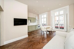 Apartment | Living area - Stylish & Spacious 1 br Flat in Central Camden (London)
