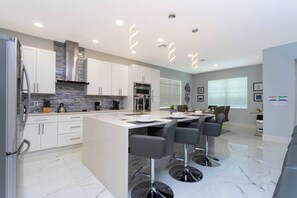 Een koelkast, een magnetron, een oven, een kookplaat