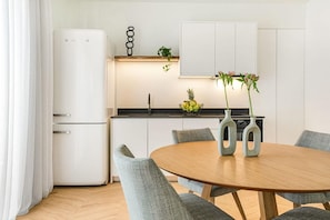 Four à micro-ondes, un four, surface de cuisson, lave-vaisselle