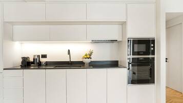 Réfrigérateur, four à micro-ondes, un four, surface de cuisson