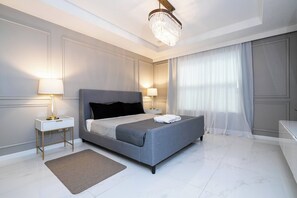 7 bedrooms, iron/ironing board, travel crib, WiFi - Resort Water Park Home with Private Pool (Kissimmee)