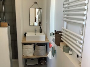 Shower, hair dryer, towels - Charming house on the port of La Madrague close to the beach  (Saint-Cyr-sur-Mer)