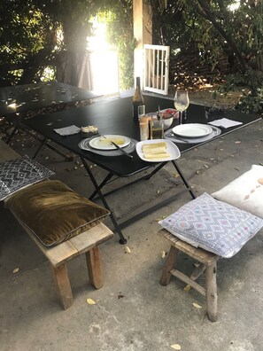 Outdoor dining - Charming house on the port of La Madrague close to the beach  (Saint-Cyr-sur-Mer)