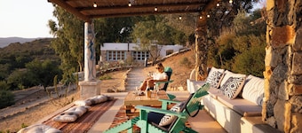 House facing the sea with 5,000 m² garden, swimming pool and unforgettable sunsets.