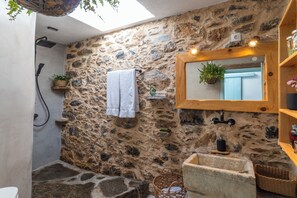 Douche, séchoir à cheveux, serviettes fournies, savon