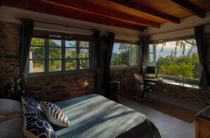 5 habitaciones, tabla de planchar con plancha, wifi y ropa de cama 