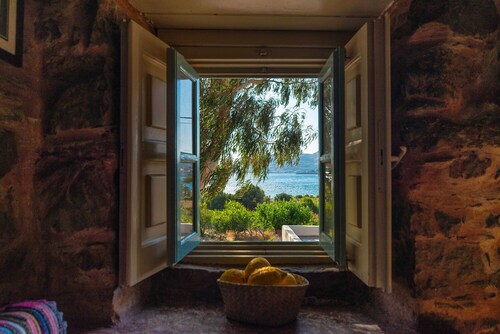 House facing the sea with 5,000 m² garden, swimming pool and unforgettable sunsets.