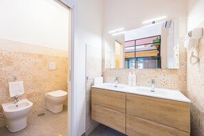 패밀리 아파트 | 욕실 | 샤워 시설, 헤어드라이어, 비데, 타월