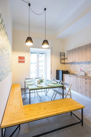 Familie appartement | Privékeuken | Een microgolfoven, een kookplaat, kookgerei, borden en bestek