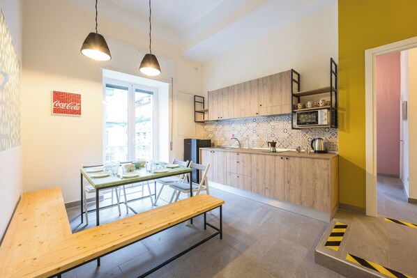 Familienapartment | Eigene Küche | Mikrowelle, Herdplatte, Kochgeschirr/Geschirr/Besteck, Esstisch