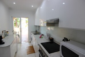 Geladeira, micro-ondas, fogão, cooktop