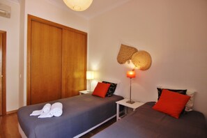 3 habitaciones, tabla de planchar con plancha y cuna de viaje 