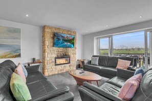 Smart TV, fireplace, video games, table tennis