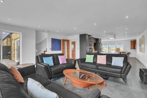Smart-TV, Kamin, Videospiele, Tischtennisplatte